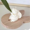 Bougie Bunny en cire naturelle posée sur le support en bois en forme de lapin avec cœur gravé – Décoration douce et apaisante dans un intérieur végétalisé.