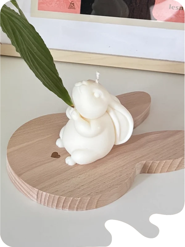 Bougie Bunny en cire naturelle posée sur le support en bois en forme de lapin avec cœur gravé – Décoration douce et apaisante dans un intérieur végétalisé.