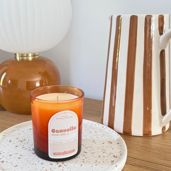 Ambiance chaleureuse et épicée avec la bougie parfumée à la cannelle. Une senteur gourmande et réconfortante parfaite pour une atmosphère cocooning.