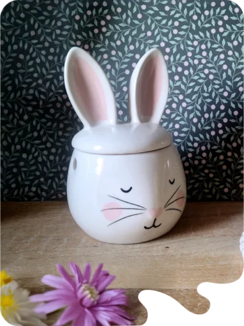 Brûle parfum en céramique en forme de lapin avec bougie décorative en forme d'œuf jaune motif fleur, ambiance printanière.