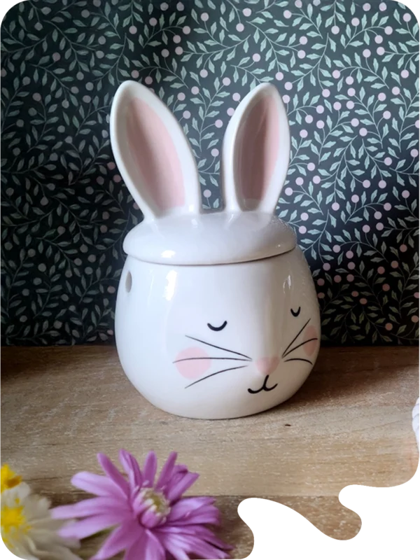 Brûle parfum en céramique en forme de lapin avec bougie décorative en forme d'œuf jaune motif fleur, ambiance printanière.