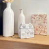 Brûle-parfum en céramique blanche en forme de cottage, élément décoratif raffiné pour une ambiance chaleureuse et parfumée.