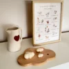 Ambiance douce et poétique avec les bougies Imagination en forme de nuage, posées sur un support en bois naturel, pour une décoration chaleureuse et apaisante.
