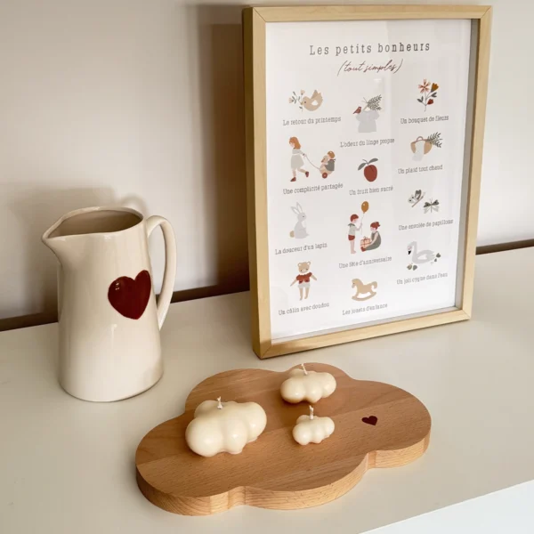 Ambiance douce et poétique avec les bougies Imagination en forme de nuage, posées sur un support en bois naturel, pour une décoration chaleureuse et apaisante.