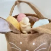Panier en toile de jute avec oreilles de lapin, contenant une bougie Bunny et des bougies en forme d'œufs pastel (jaune, rose, bleu) – Idéal pour une décoration de Pâques pleine de charme