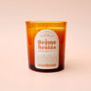 Bougie artisanale parfumée senteur crème brûlée, coulée dans un verre ambré avec une étiquette vintage – une touche chaleureuse et gourmande pour une ambiance cocooning.