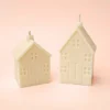 Duo de bougies décoratives en forme de maison, tailles M et S, fabriquées en cire végétale naturelle. Parfaites pour une décoration cosy et minimaliste sur fond bleu pastel.