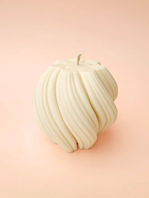 Bougie décorative blanche torsadée Hula Hoop taille L sur fond, cire végétale de colza