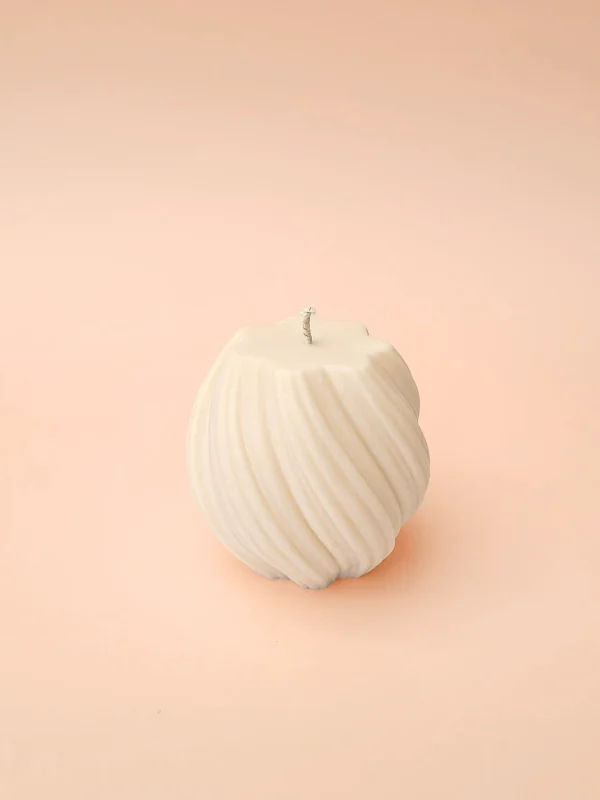 Bougie torsadée blanche Hula Hoop taille M posée : bougie déco en cire végétale de colza