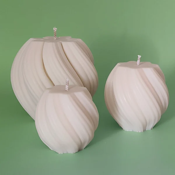 Bougie décorative blanche en forme spiralée Hula Hoop sur fond vert – cire végétale artisanale