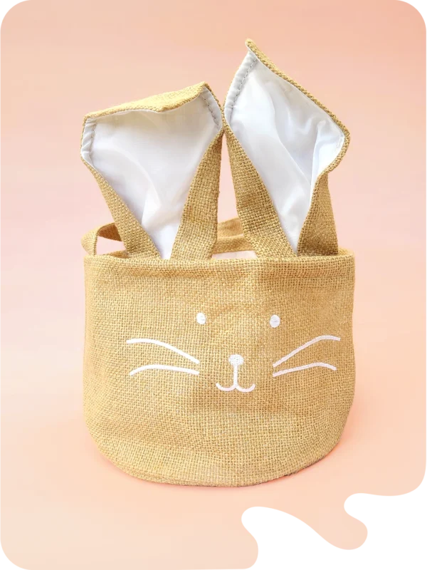 Panier en toile de jute grise avec oreilles de lapin doublées de tissu bleu et motif visage de lapin brodé – Parfait pour les fêtes de Pâques ou comme rangement décoratif.