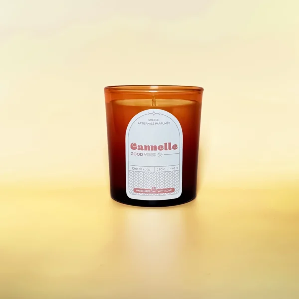 Bougie artisanale parfumée à la cannelle, coulée dans un verre ambré avec une étiquette au design vintage – une touche chaleureuse et réconfortante pour votre intérieur.