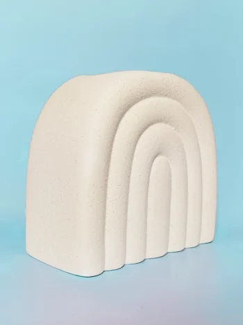 Brûle-Parfum Rainbow - Vue 3/4 pour un design élégant et moderne Vue trois-quarts du brûle-parfum Rainbow en céramique, avec son design minimaliste et moderne pour une ambiance parfumée raffinée.