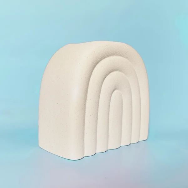 Vue trois-quarts du brûle-parfum Rainbow en céramique, avec son design minimaliste et moderne pour une ambiance parfumée raffinée.