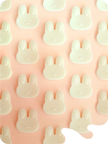 Fondants parfumés en forme de lapin, en cire naturelle, présentés sur fond pastel.