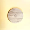 Support en bois circulaire avec une gravure smiley, parfait pour accueillir bougies, petits objets déco et accessoires avec style et bonne humeur.