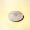 Support en bois gravé d’un smiley, parfait pour poser bougies et objets déco – Une touche minimaliste et joyeuse pour un intérieur chaleureux.