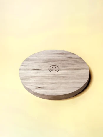Support en bois gravé d’un smiley, parfait pour poser bougies et objets déco – Une touche minimaliste et joyeuse pour un intérieur chaleureux.