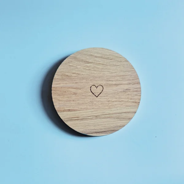 Support rond en bois gravé d'un cœur, parfait pour poser bougies et accessoires déco. Minimaliste et naturel, il s’intègre à toutes les ambiances.
