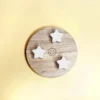 Support en bois gravé d’un smiley, sublimé par trois fondants parfumés en forme d’étoiles, senteur crème brûlée – un combo parfait pour une ambiance chaleureuse et gourmande.