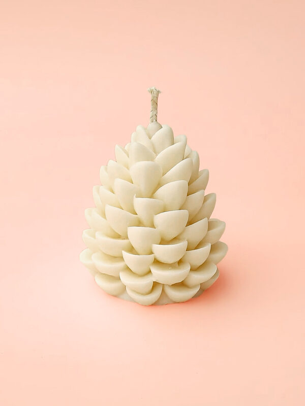 Bougie décorative en forme de pomme de pin couleur naturelle, création artisanale Crème Brûlée.